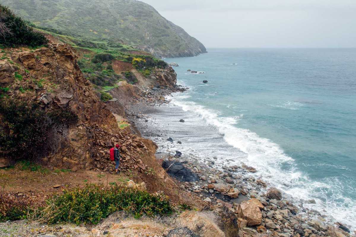 Người phụ nữ đứng ở rìa bờ biển gồ ghề của Đảo Catalina
