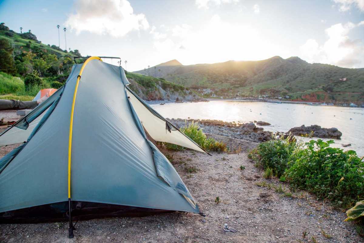 Ett tält som satts upp på en havsbluff på Two Harbors Campground.