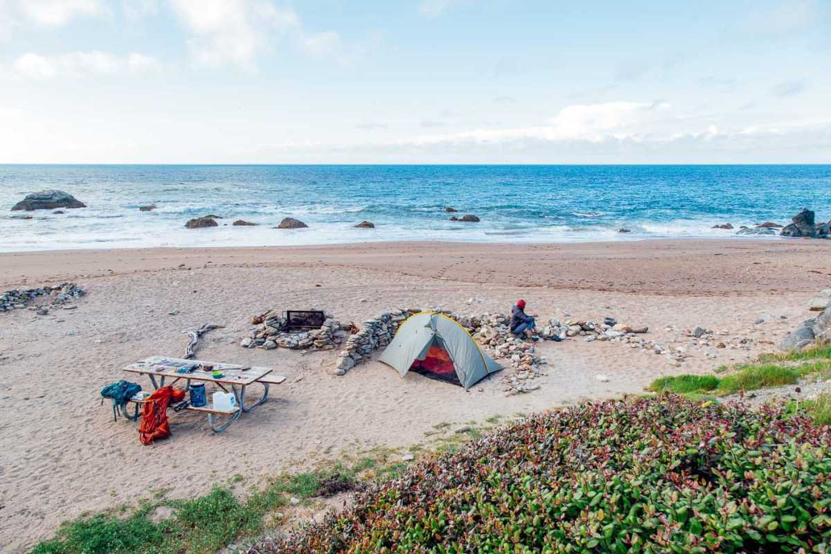 Una tenda montata nella sabbia a Parson