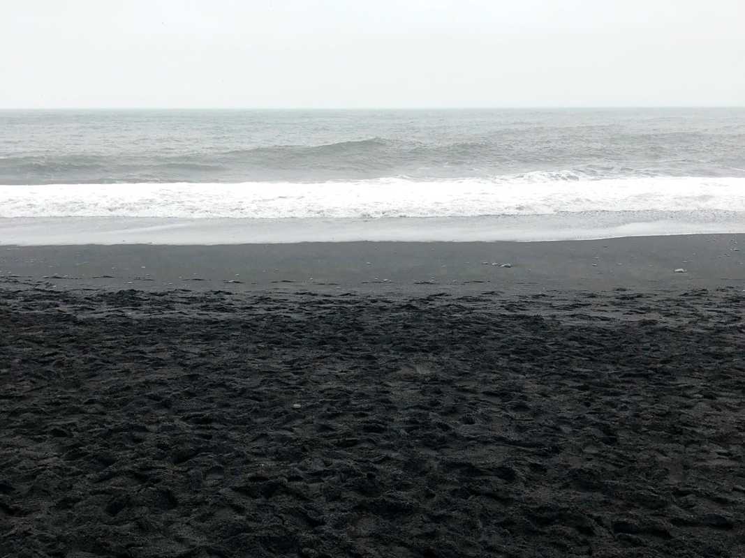 Пляж Рейнисфьяра с черным песком