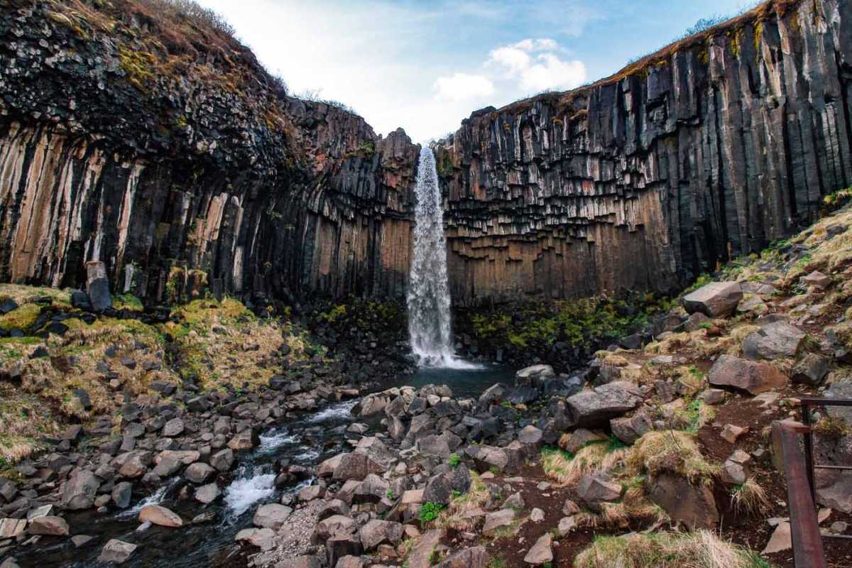 Colonnes de basalte à la cascade de Svartifoss