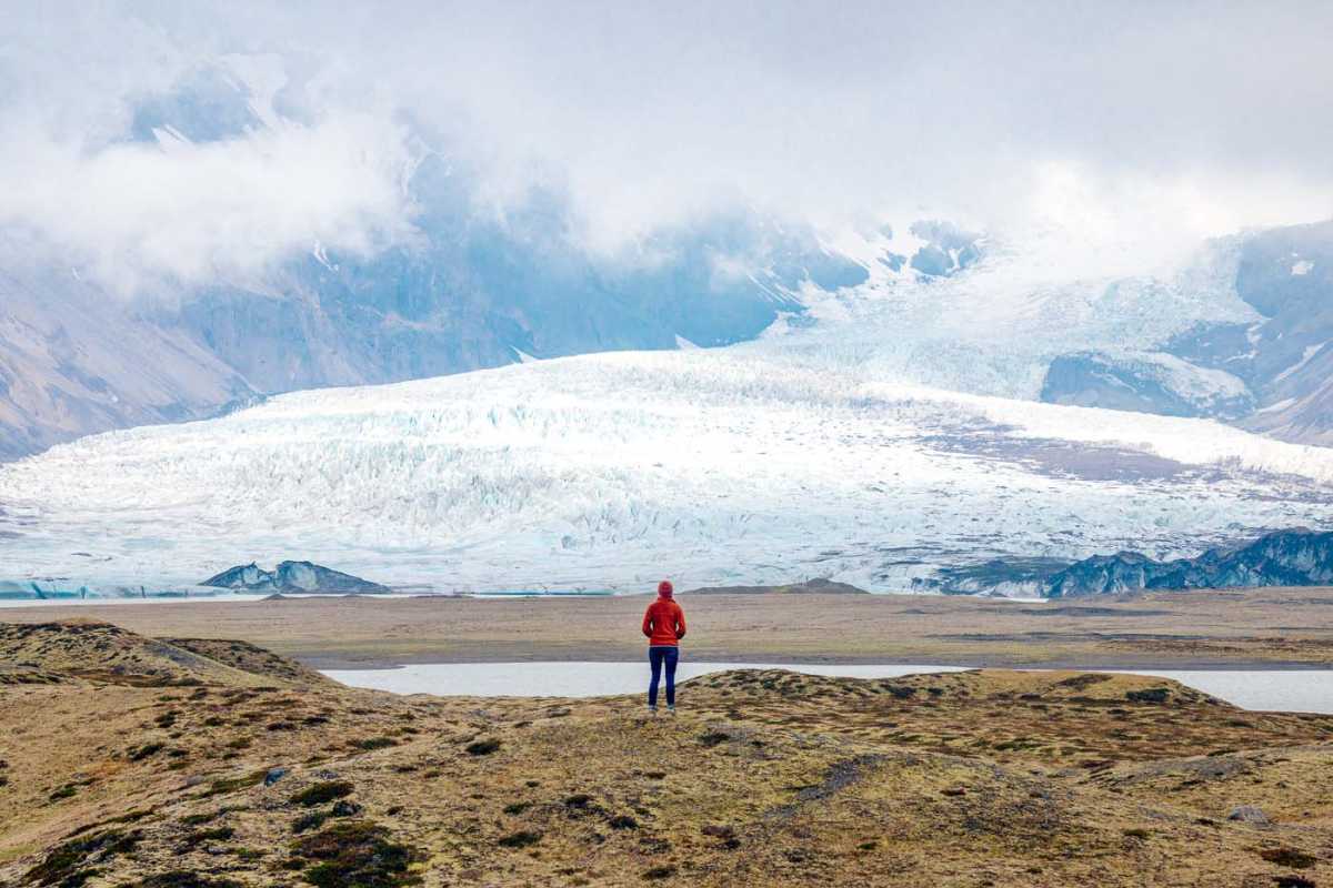 Žena stojaca na vyhliadke pri pohľade na ľadovec Skaftafell