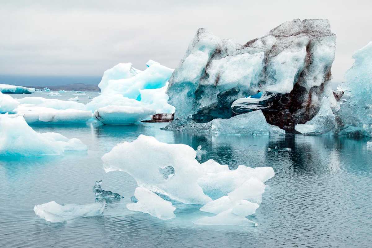 Jökulsárlón buzdağı lagününde yüzen mavi buzdağları