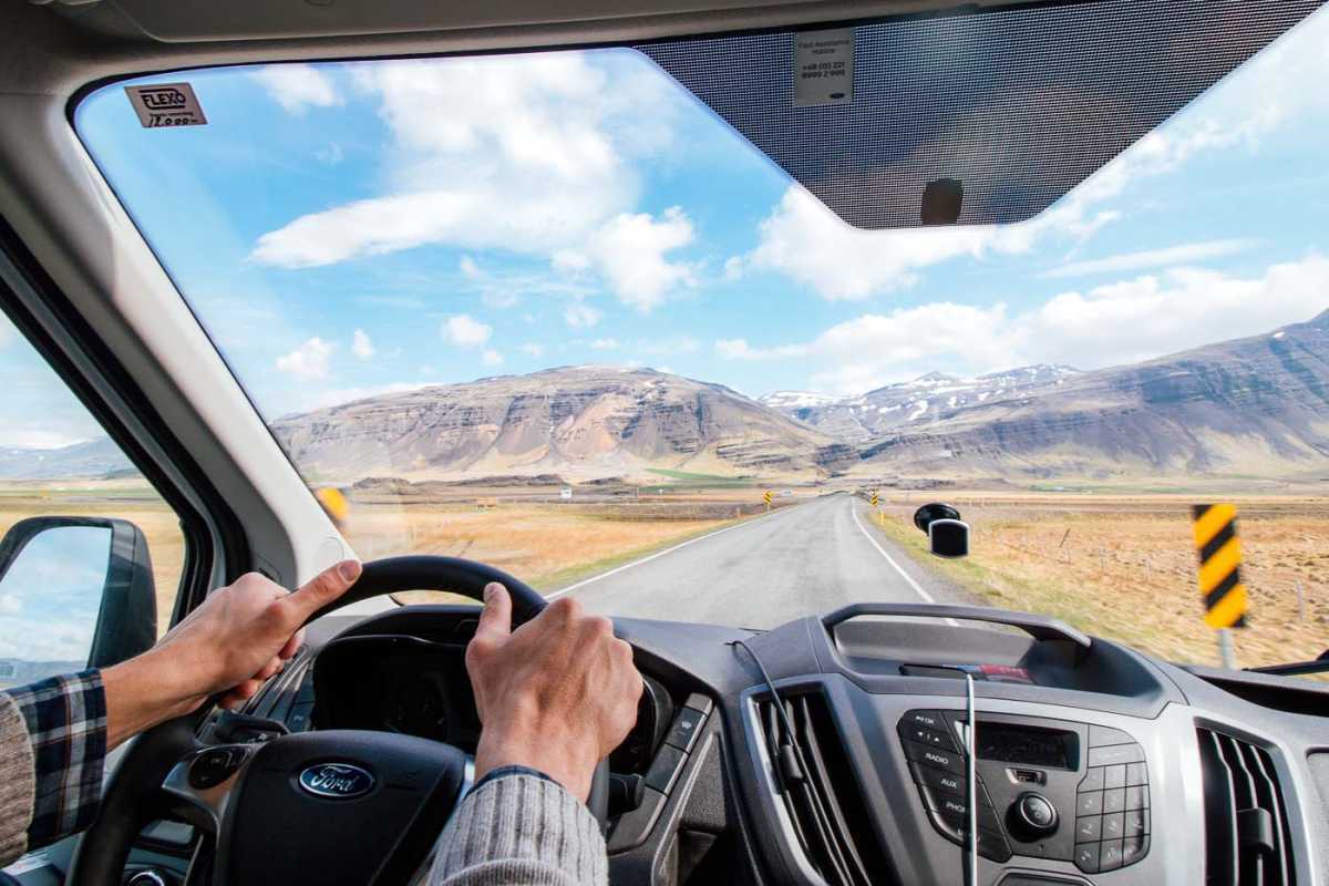 アイスランドの道路でキャンピングカーを運転するPOVショット