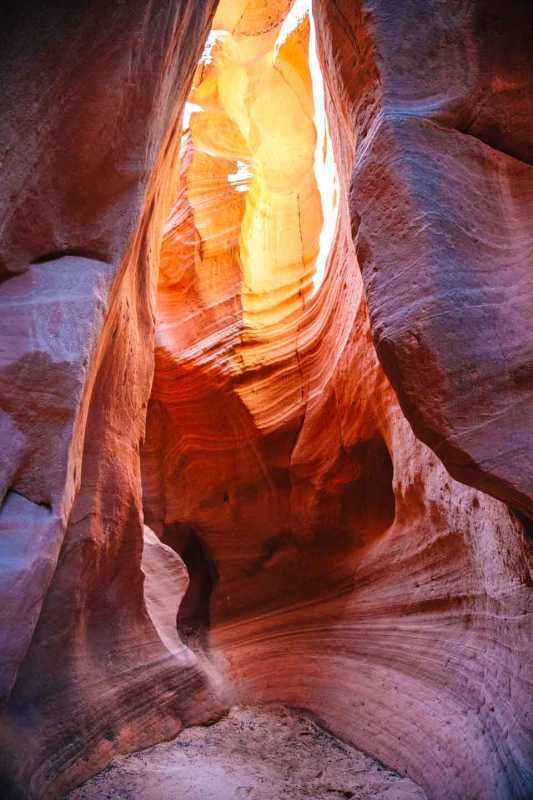 En rosa och orange slot canyon