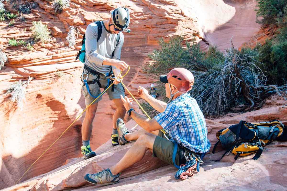 Руководство, показывающее Майклу, как использовать веревки, чтобы оттолкнуться в щелевой каньон.