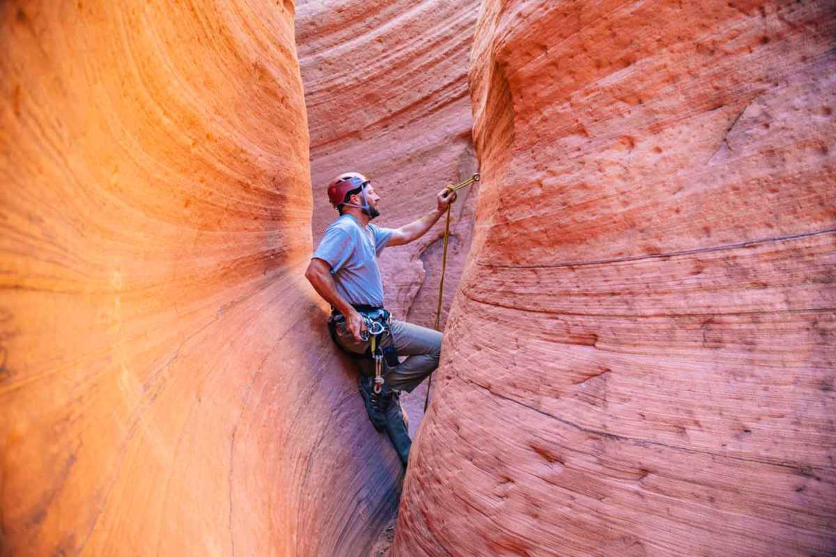 Човек у ружичастом и наранџастом кањону
