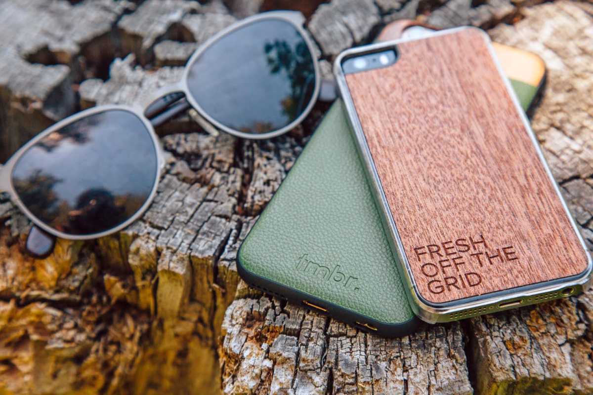 Mobiele telefoons en een zonnebril op een boomstronk