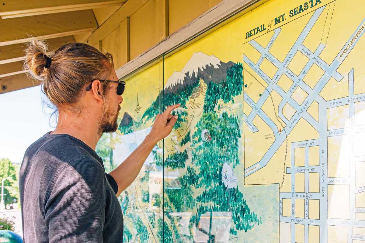 Michael patrzy na namalowaną mapę góry Shasta