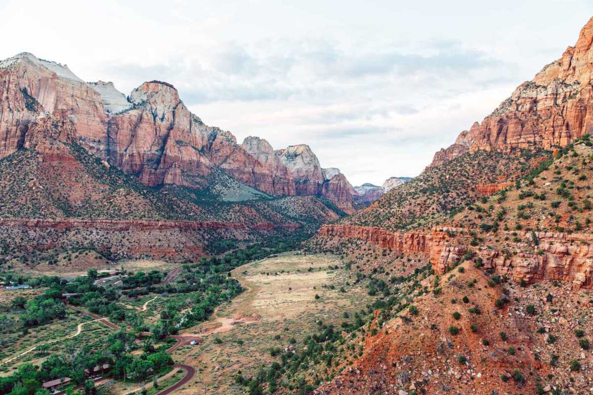 A vista do Zion Canyon da trilha dos vigias