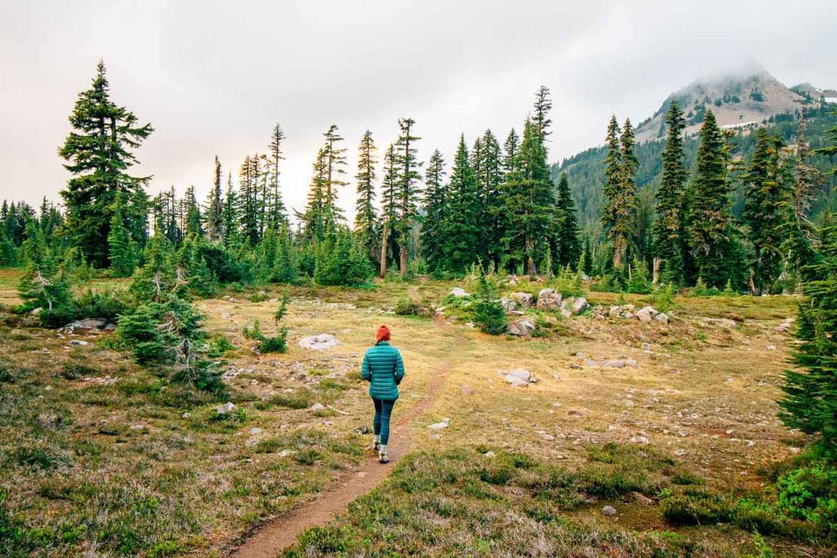 Megan vandrer på Russell Lake Trail