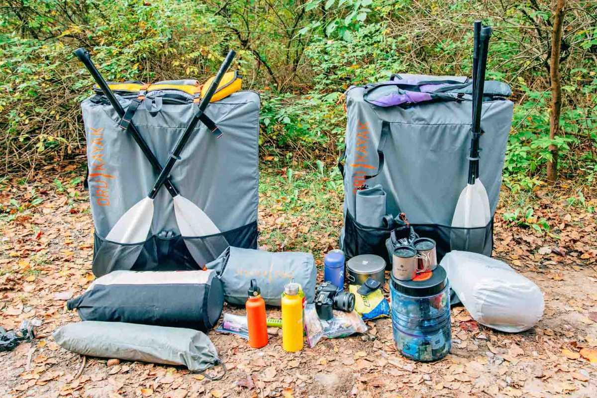 Équipement de camping pour la nuit en kayak