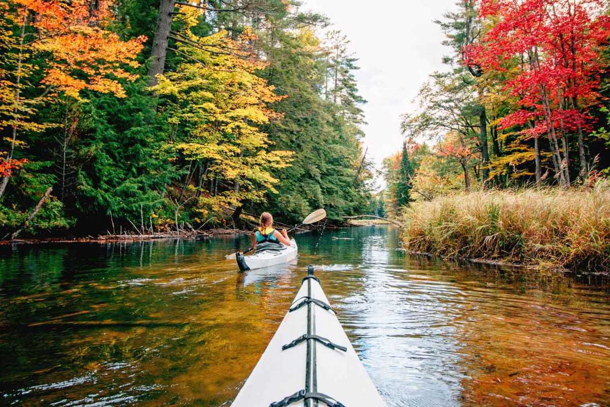 Blättergucken und Teichhüpfen: Kajakfahren im Herbst in den Adirondacks