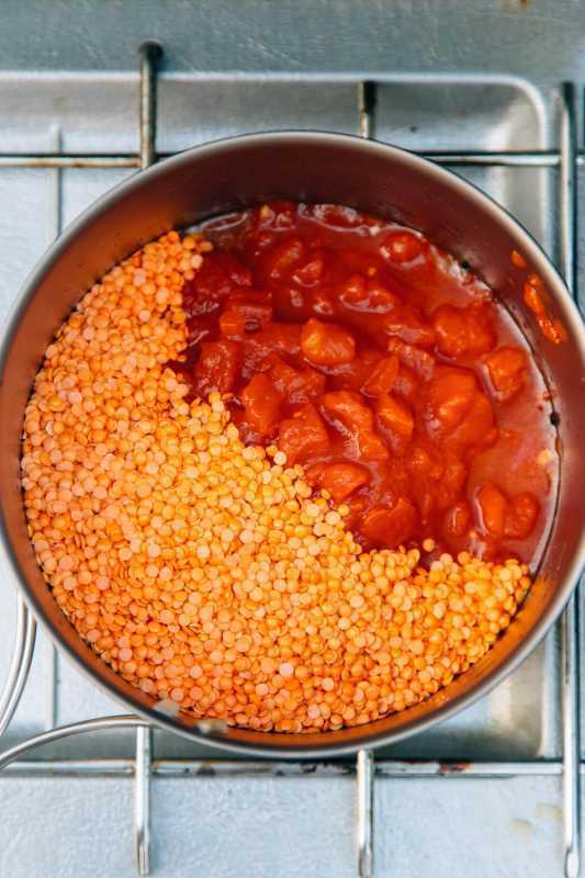 Rode linzen en tomaten in een pot