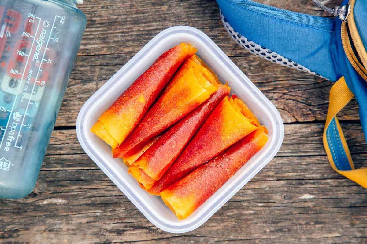 Mango-Erdbeer-Fruchtleder in einem Behälter