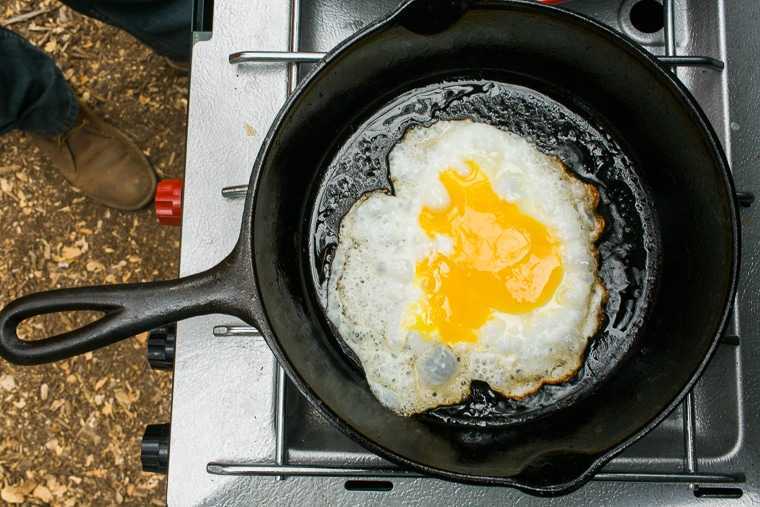 Ένα αυγό που τηγανίζεται σε ένα τηγάνι από χυτοσίδηρο