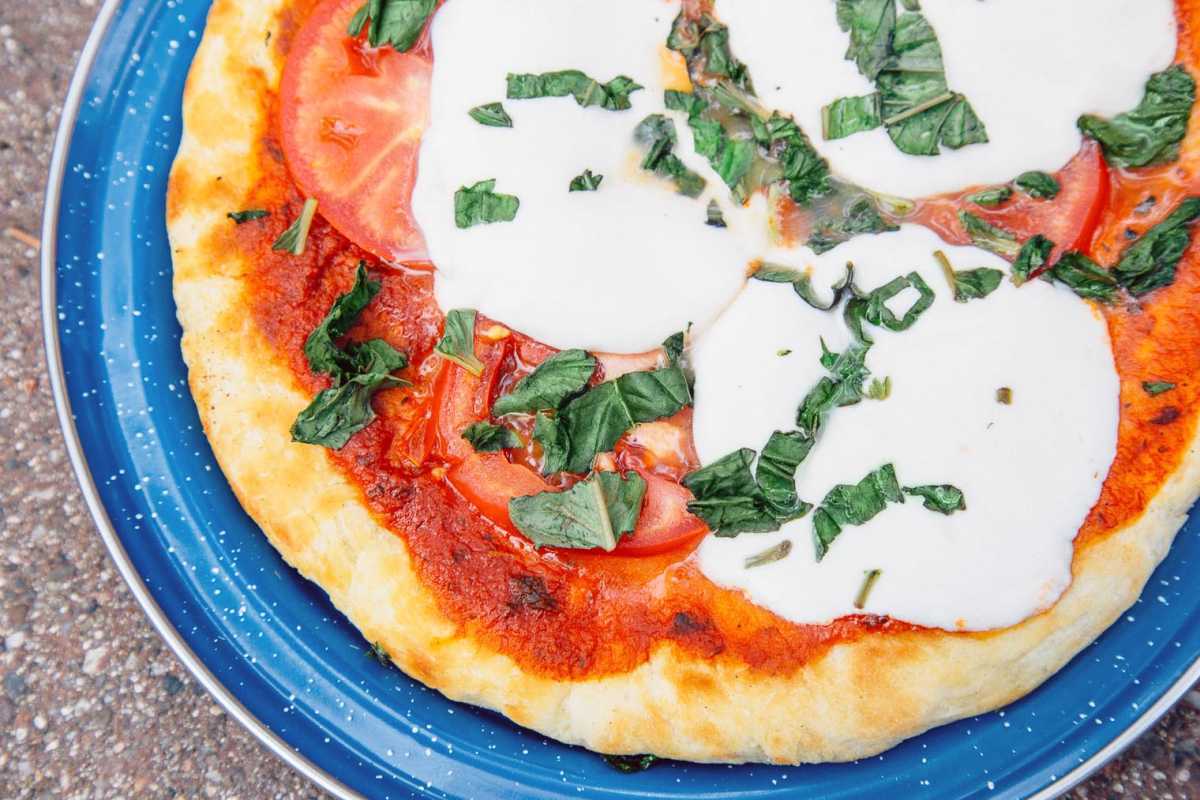 Jadikan malam pizza sebagai tradisi perkhemahan baharu! Kami membahagikan cara membuat piza (dari awal!) pada perjalanan perkhemahan anda yang seterusnya.