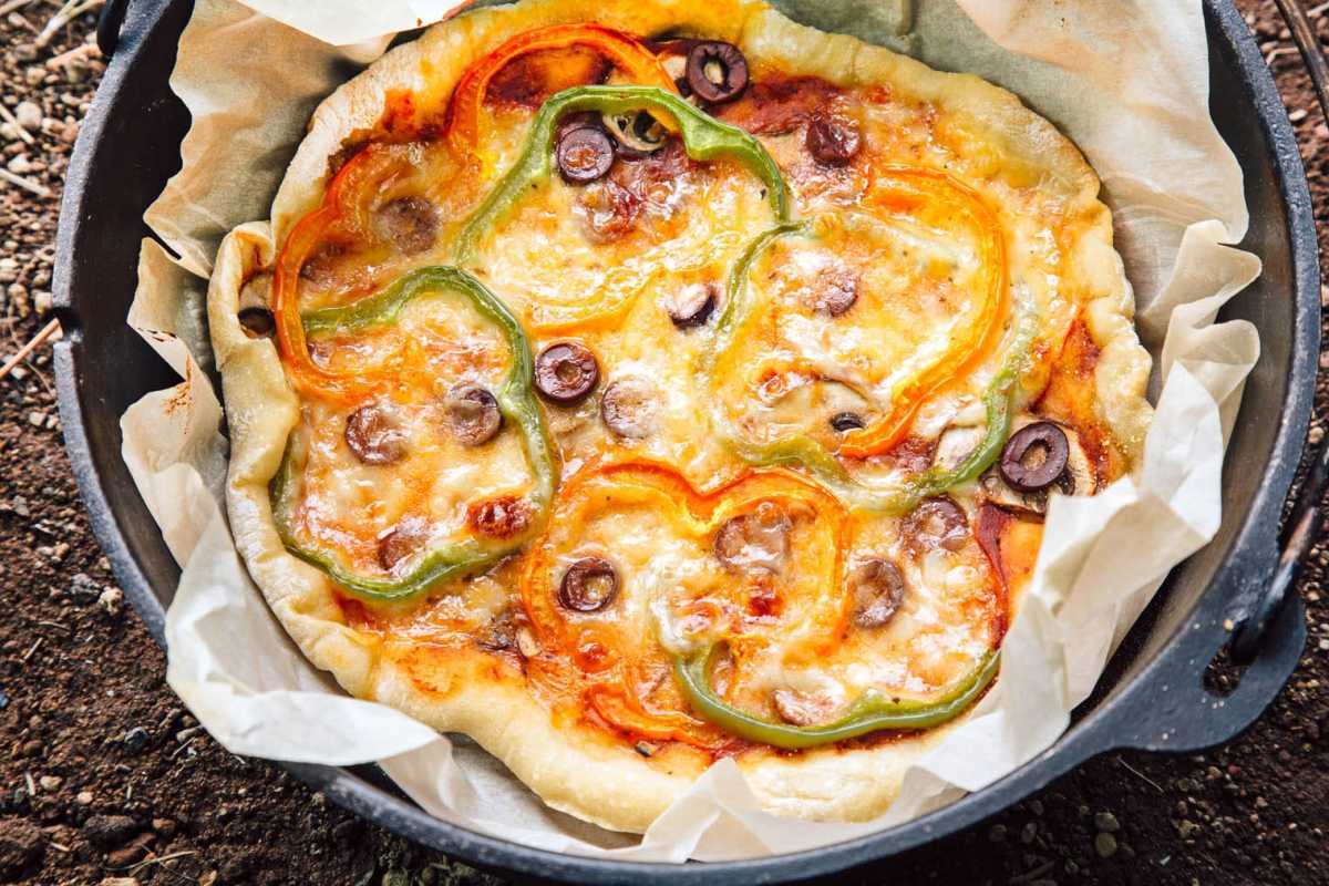 Gør pizzaaften til en ny campingtradition! Lær, hvordan du laver hollandsk ovnpizza, mens du camperer, ved at bruge nogle få enkle ingredienser.