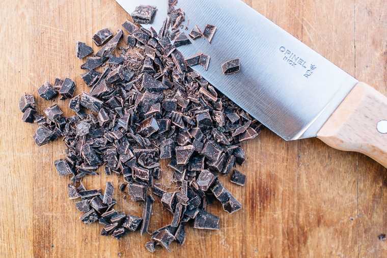 Chocolat haché sur une planche à découper en bois