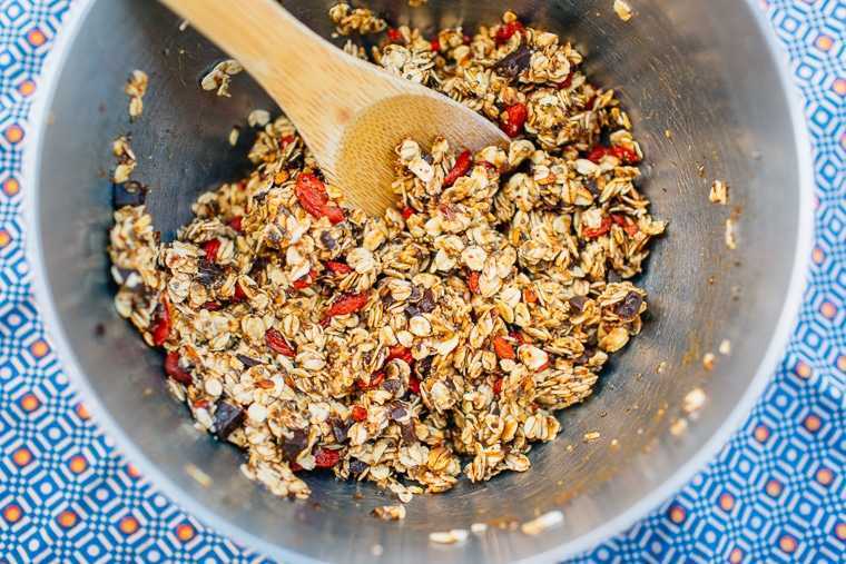 Ingrédients pour barres granola maison dans un bol à mélanger