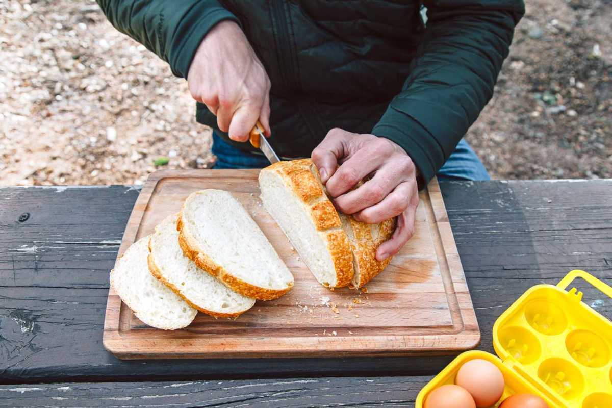Hozzávalók francia pirítóshoz, beleértve egy vekni kenyeret és tojást sárga ládában