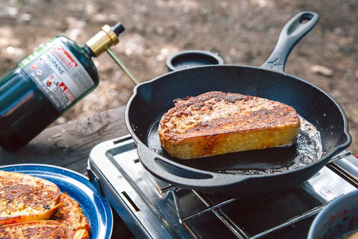Sådan laver du perfekt fransk toast, mens du camperer