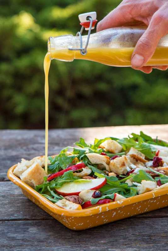 Ingrediente pentru salata panzanella expusă într-un vas galben