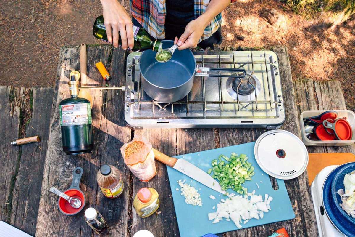 Røde linse sloppy joes ingredienser spredt ud på et campingbord