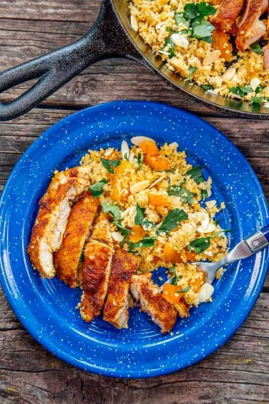 Moroccan spiced chicken sa isang blue camping plate