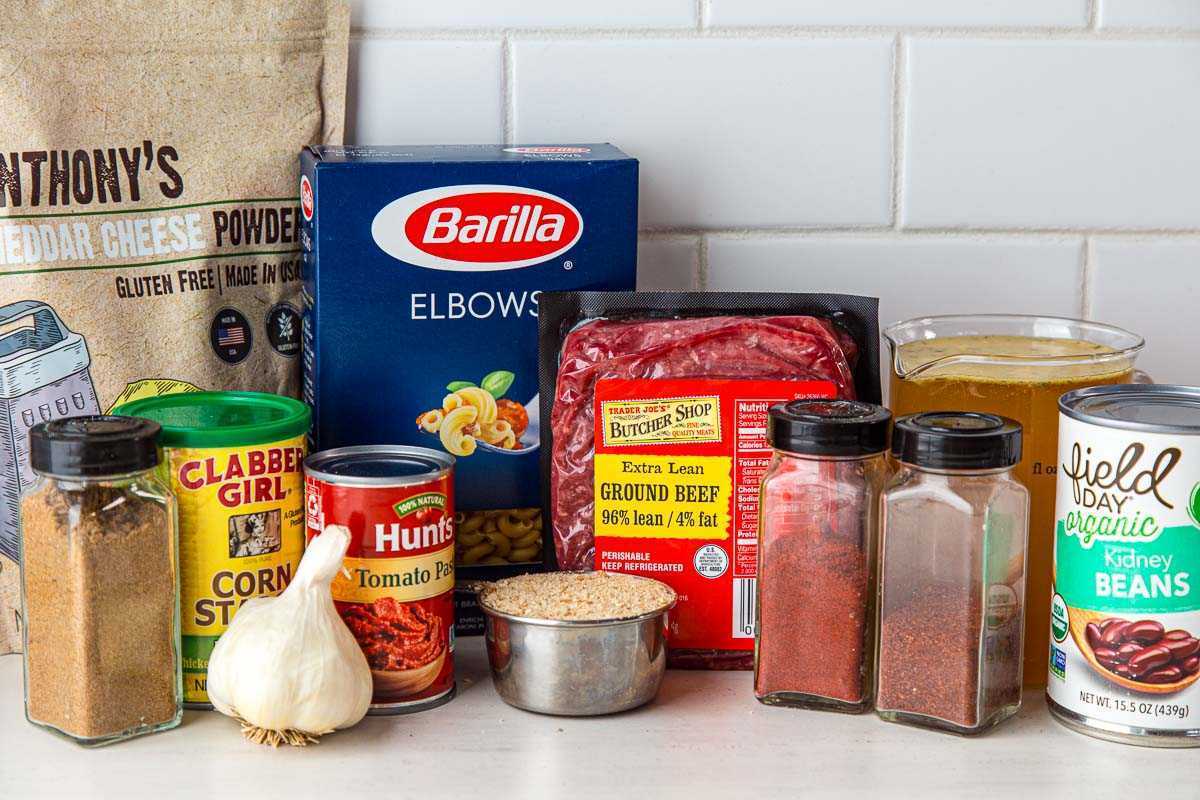 Ingredienser til chili mac står på køl på disken