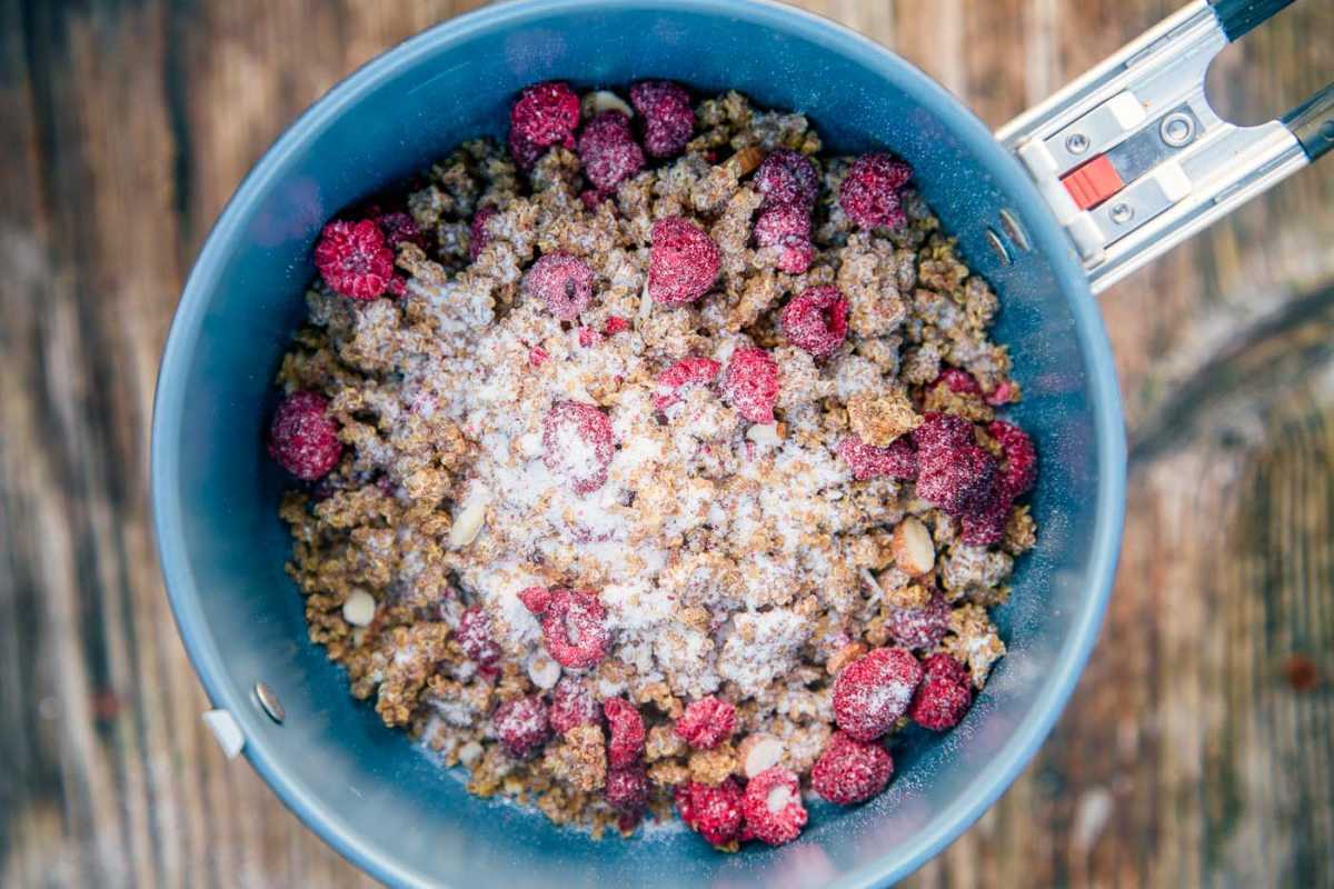 Dehidratuota pusryčių kvinoja puode