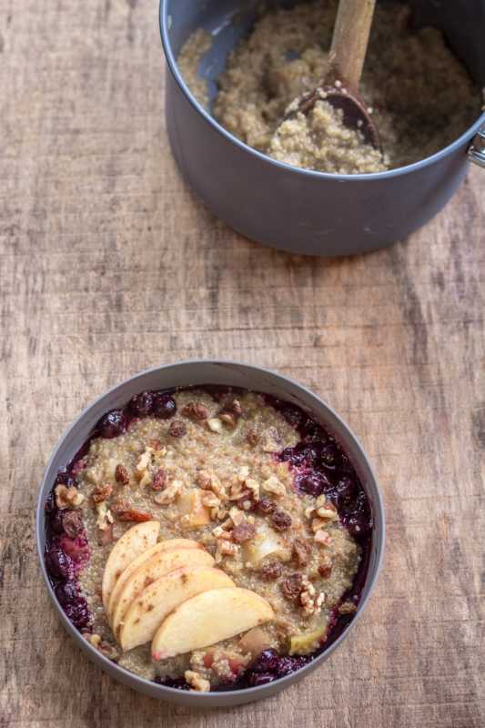 Una ciotola di porridge di quinoa su una superficie di legno.
