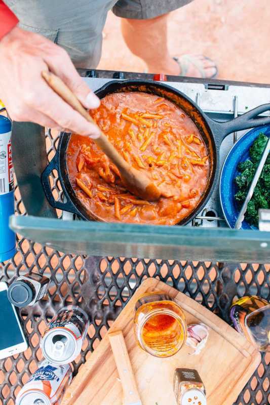 Deze eenpanspasta is een gemakkelijke campingmaaltijd die een flinke vegetarische eiwitpunch oplevert. Eén pot, 20 minuten en minder dan 10 ingrediënten.