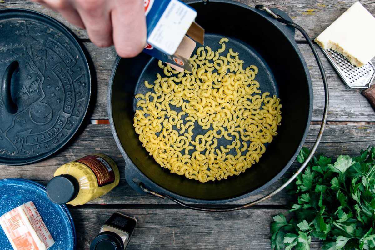 Добавляем макароны по локтю в жаровню для макарон с сыром.