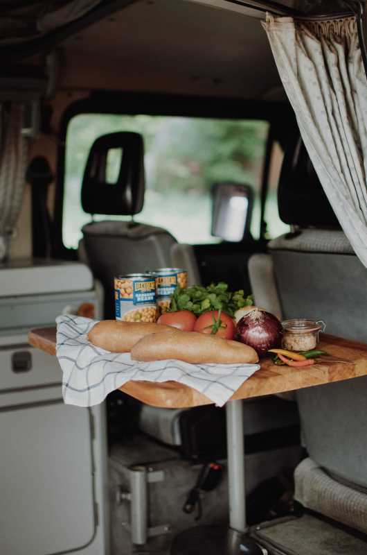 Ingrédients pour chana masala sur une table dans un camping-car