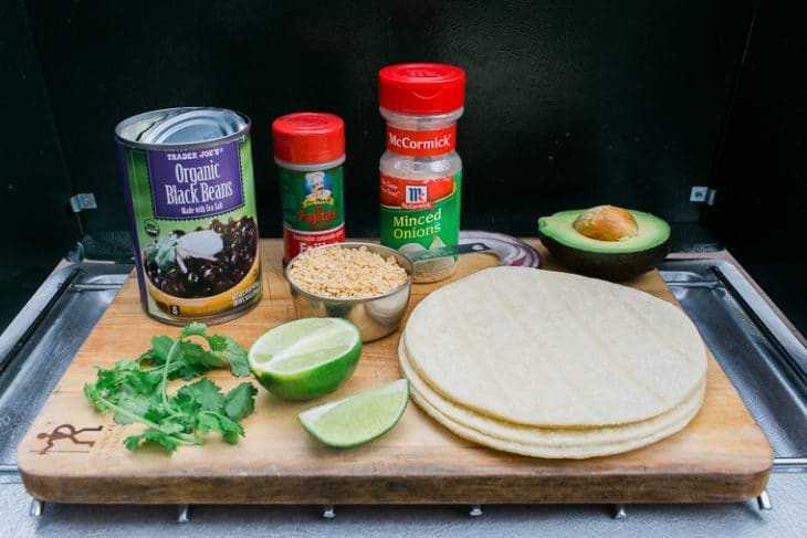 Ingrediente pentru tacos vegane așezate pe o masă de tăiat