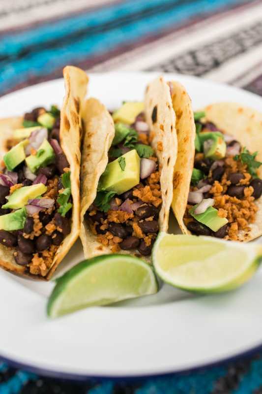 Tre veganske tacos på en tallerken