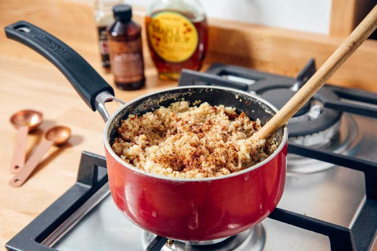 Quinoa tillagning i en gryta på en spis