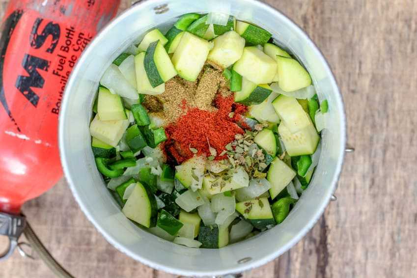 Légumes hachés et épices dans un bol