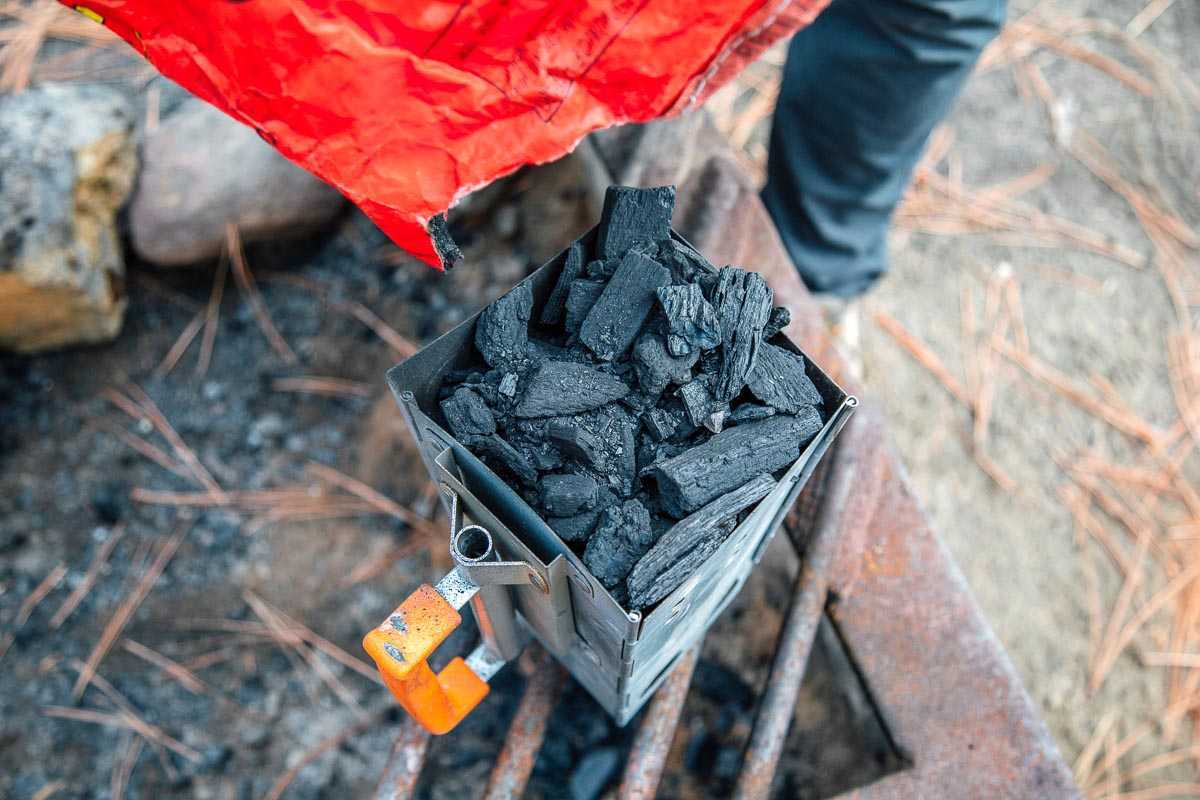 Préparer des charbons de bois dans un allume-cheminée