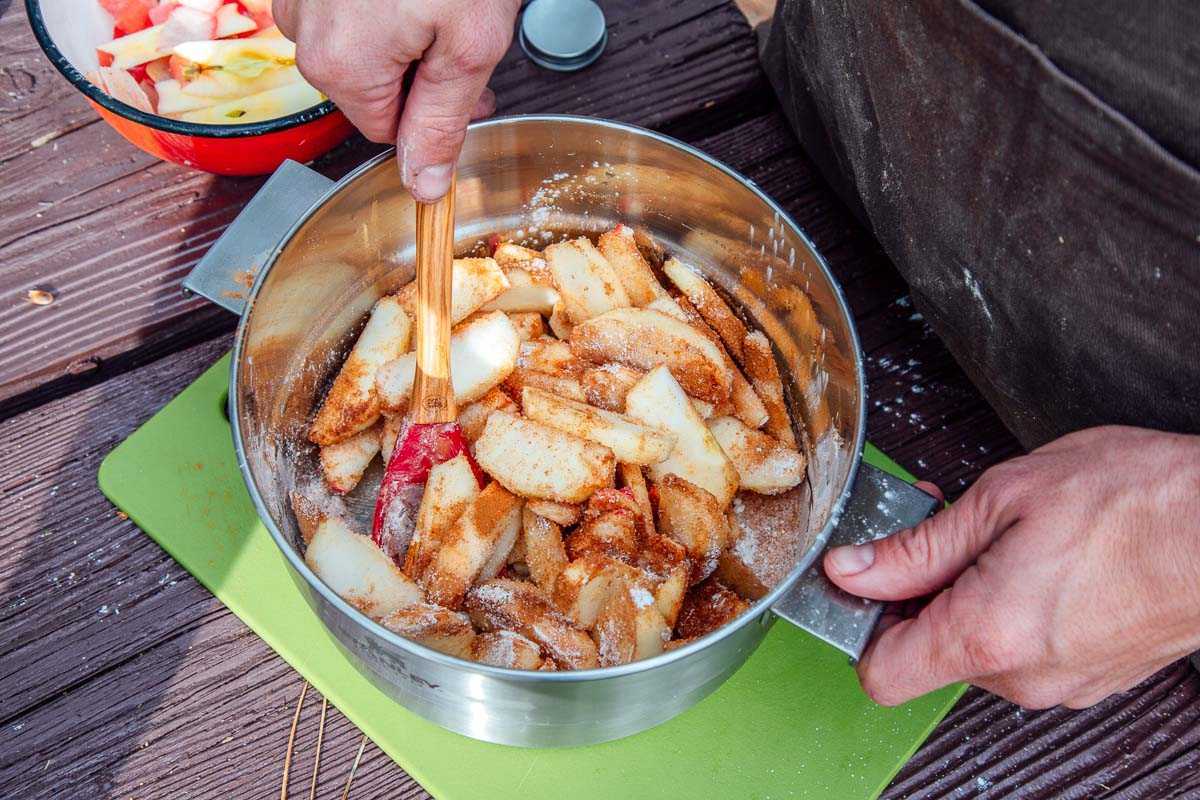 Holandiešu krāsns ābolu pīrāga pildījuma sajaukšana lielā bļodā