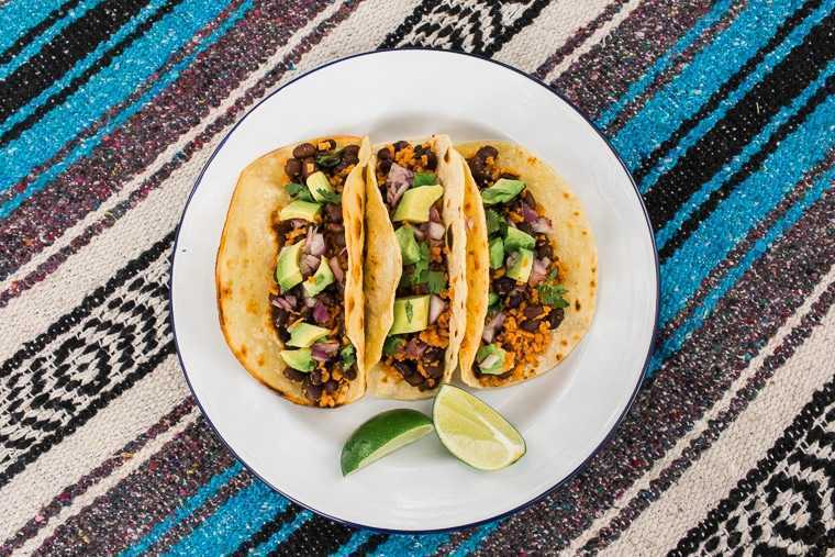 Trois tacos végétaliens sur une assiette