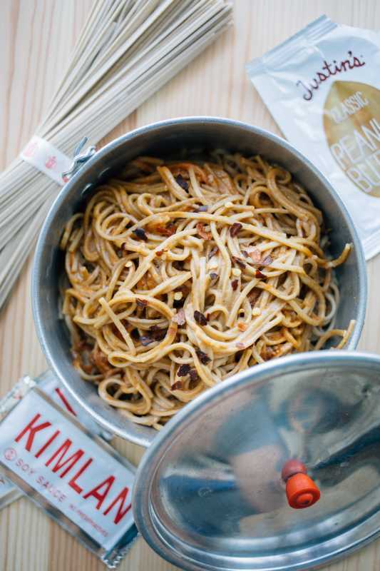 vegan dan dan noodles σε μια κατσαρόλα για κάμπινγκ