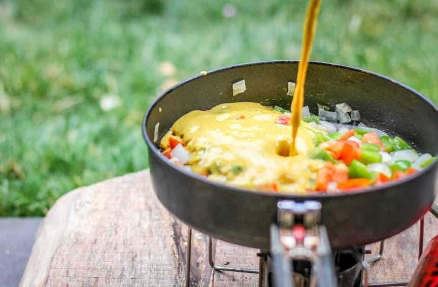 Verser le mélange de pois chiches brouillés dans une poêle à frire de camping.