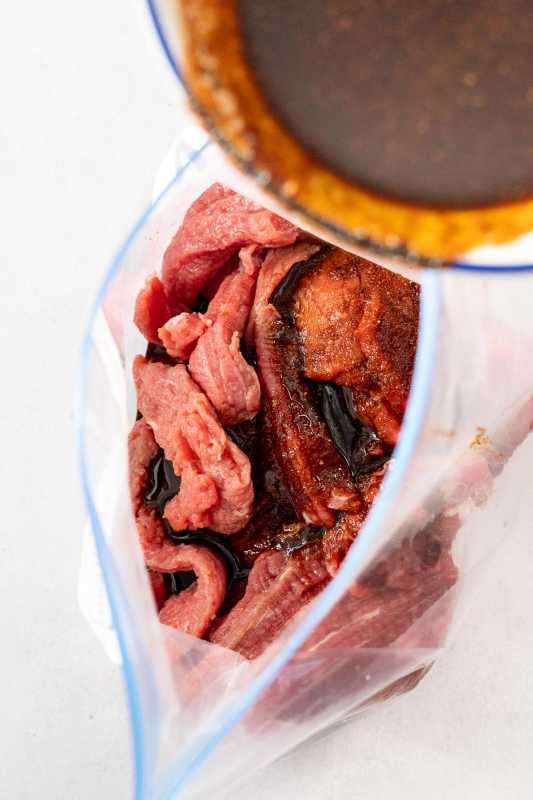Verser la marinade sur la viande de bœuf séchée dans un sac