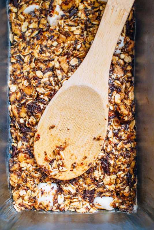 Une cuillère dans une plaque à pâtisserie de barres granola maison
