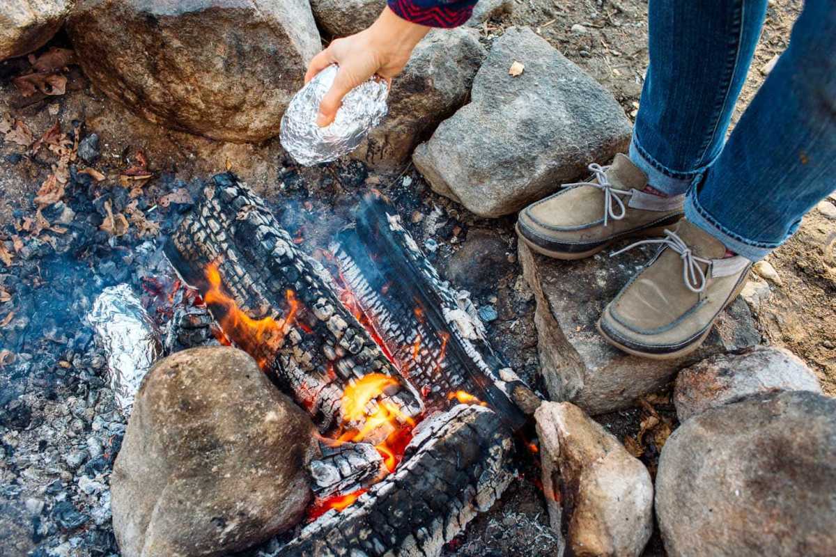 Un àpat abundant i perfecte per a les acampades de tardor, aquesta recepta de moniato al forn farcida de xili és fàcil de fer al voltant de la foguera.