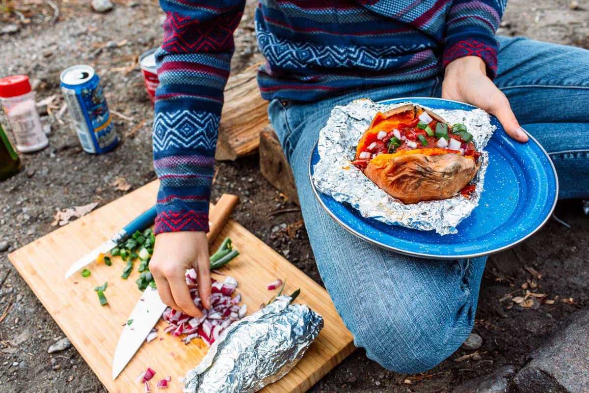 Runsas ateria, joka sopii täydellisesti syksyn telttaretkelle. Tämä chilillä täytetty paistettu bataattiresepti on helppo valmistaa nuotion äärellä.