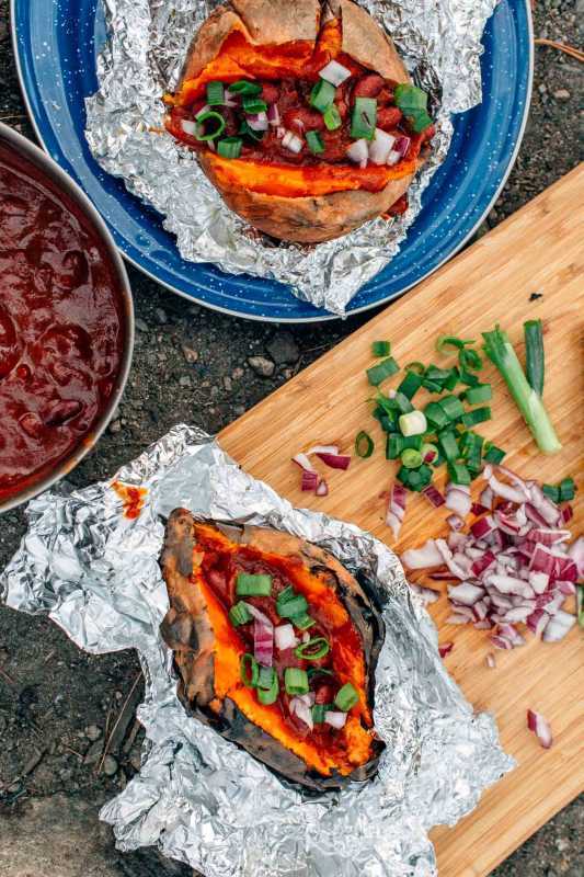 Az őszi táborozáshoz tökéletes kiadós étel. Ez a chilis töltött sült édesburgonya recept könnyen elkészíthető a tábortűz mellett.