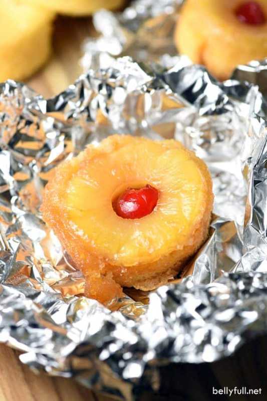 Kek terbalik nanas individu dalam foil